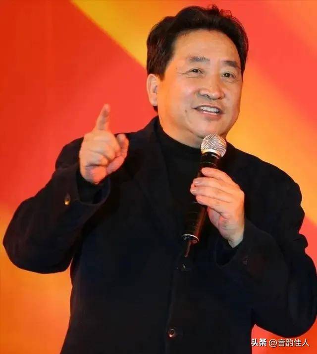 48年有苦有泪45岁女儿单身未婚成心病!CQ9电子平台74岁姜昆现状:夫妻恩爱(图1) 48年有苦有泪45岁女儿单身未婚成心病!CQ9电子平台74岁姜昆现状:夫妻恩爱(图1)