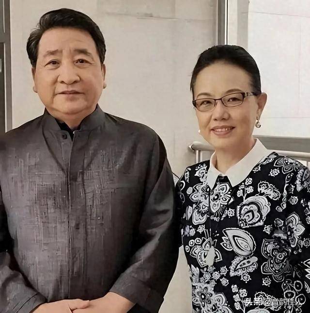48年有苦有泪45岁女儿单身未婚成心病!CQ9电子平台74岁姜昆现状:夫妻恩爱(图2) 48年有苦有泪45岁女儿单身未婚成心病!CQ9电子平台74岁姜昆现状:夫妻恩爱(图2)
